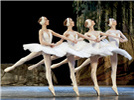著名芭蕾舞剧<a target="_blank" href="https://baike.baidu.com/item/%E5%A4%A9%E9%B9%85%E6%B9%96/9306649">《天鹅湖》</a>在莫斯科大剧院首演